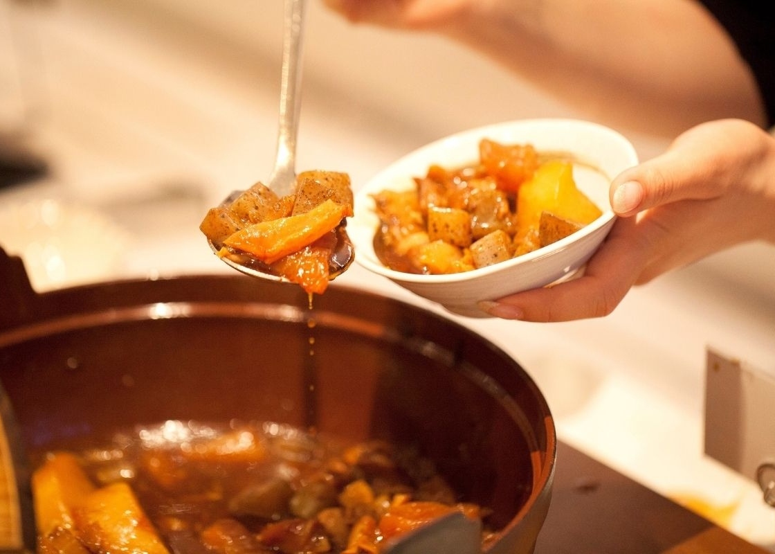 【ぼっかけ】<br>神戸・長田のソウルフード!!甘辛いタレで牛すじ肉をやわらかくなるまで煮込んだ、旨味たっぷりのぼっかけ!<br>ネギを乗せてご飯と食べるのがオススメ!!